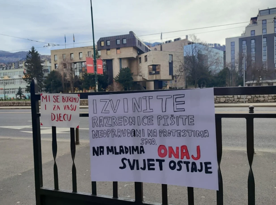 ‘IZVINITE, RAZREDNICE…’ Poruka gimnazijalaca koja je obišla Sarajevo