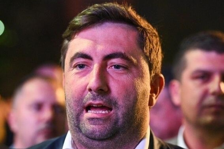 LJUBIŠA PETROVIĆ UPOZORAVA IZ ZVORNIKA: Birački spiskovi na haubama automobila, evo šta je sve zatekao u ovom dijelu bh. entiteta RS (VIDEO)