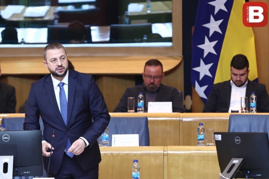BURNO U SARAJEVU: Sjednica Doma naroda Parlamentarne skupštine Bosne i Hercegovine, po zahtjevu delegata Želimira Neškovića razmatra se…