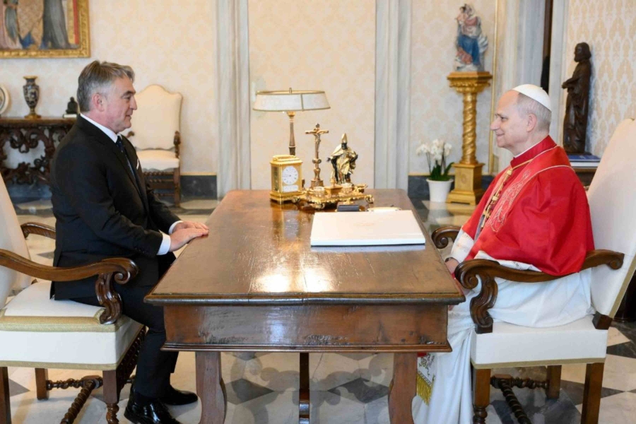 BEĆIROVIĆ I CVIJANOVIĆ DOŽIVJELI ŠOK U VATIKANU: Papa samo Komšića primio na razgovor, oni ostali pred vratima…
