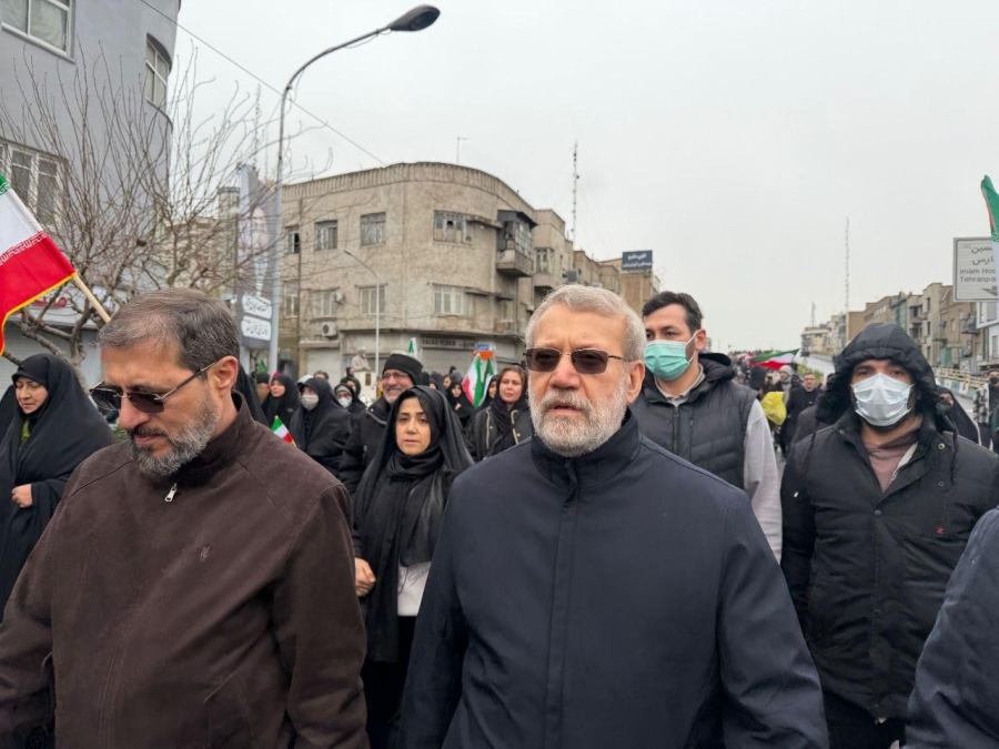 IRANSKI PRKOS: Teheran u plamenu rata, hiljade ljudi na ulicama sa zastavama, među njima i Ali Larijani – odjekuje ‘Allahu Akbar’
