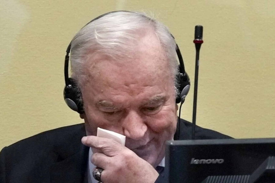 ZVIJER SE RASPADA U NAJGORIM MUKAMA: Zločinac Mladić jedva govori, ni u kolica ne može…