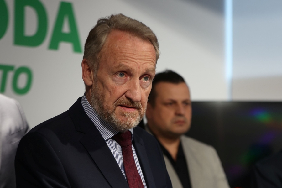 SDA SE OBRUŠILA NA ‘TROJKU’: ‘Sve se svelo na postavljanje zastavica, dok zbog vaše neodgovornosti gubimo 374 miliona eura!’