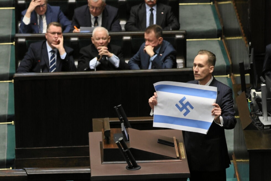 INCIDENT U POLJSKOM PARLAMENTU: Pokazao zastavu Izraela s kukastim križem (VIDEO)