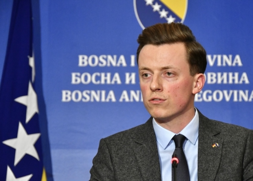 DRAMATIČNO UPOZORENJE IZ BERLINA: Adis Ahmetović poručuje da BiH ulazi u “sedmice sudbine” nakon povlačenja Schmidta…