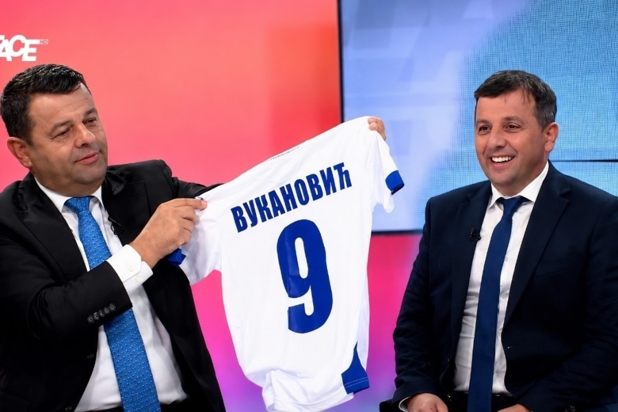ŽESTOK OKRŠAJ SEVLIDA I NEBOJŠE: Hurtić poklonio Vukanoviću bijeli dres nogometne reprezentacije BiH, a ovaj mu odgovorio – ‘Bio si oficir Armije RBiH, sad si Dodikov igrač’