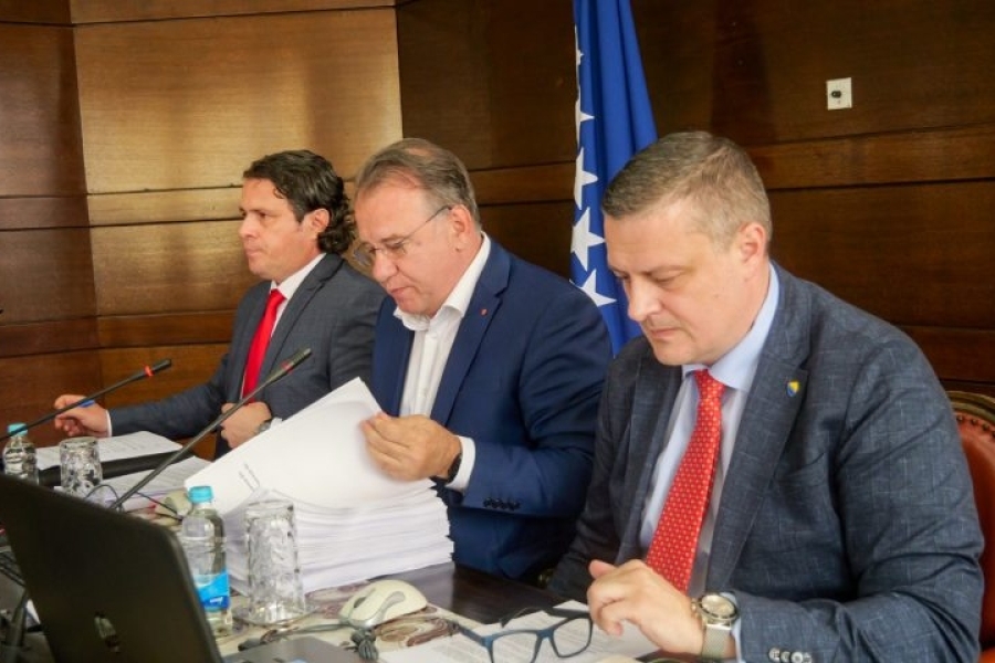 S&P ZAPRIJETIO SNIŽAVANJEM REJTINGA FBiH: 70 posto budžeta troši se na penzije i socijalna davanja