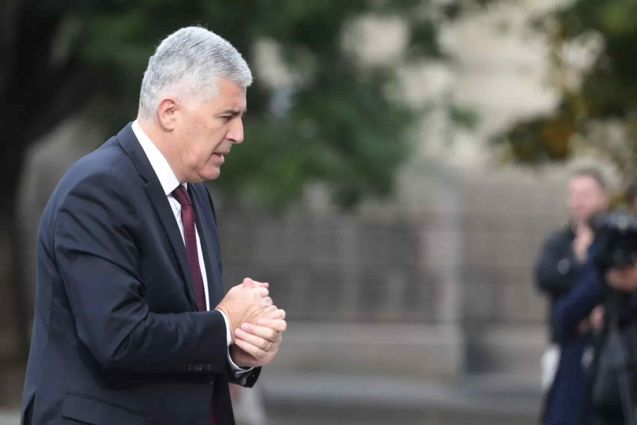 SKIDANJE ZASTAVA ZA ČAPLJINI NIJE SLUČAJNO: Kontinuitet političkih pritisaka i Čovićevi “nemiri na jugu”!