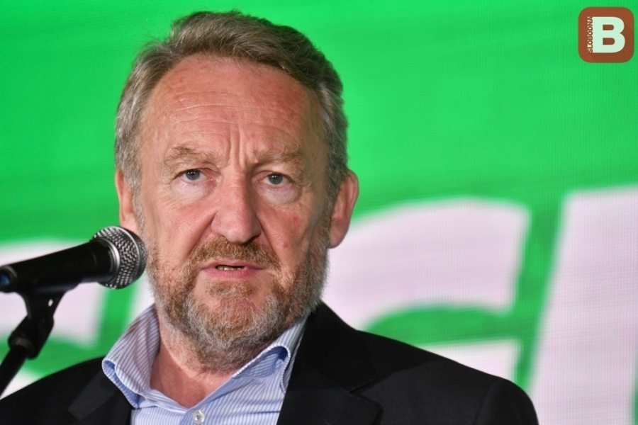 IZETBEGOVIĆ UPOZORIO: “Živimo u zabludi da je svijet dužan nešto učiniti za nas, moramo se osloniti na vlastitu snagu”