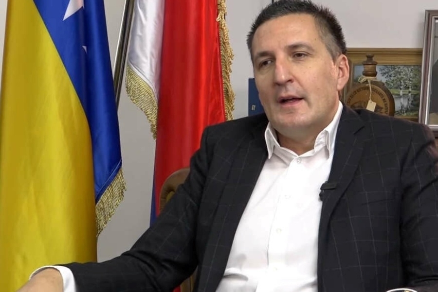 KOGA ELEK DRŽI U ŠACI: Odbija da odstupi sa funkcije direktora