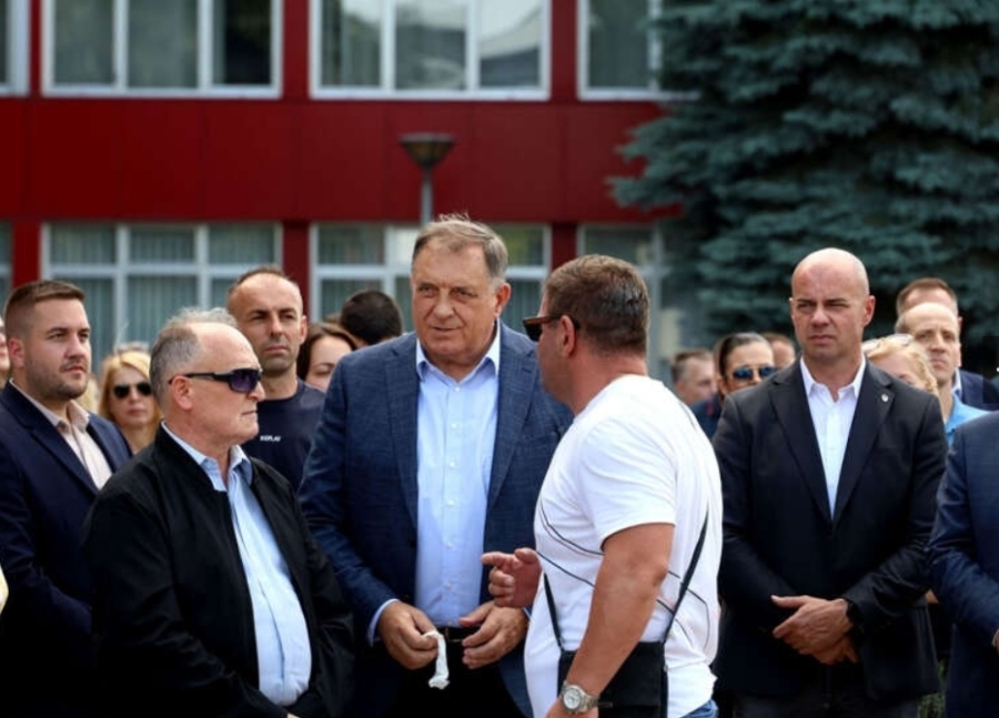 BURNO U BANJOJ LUCI: Dodikov tjelohranitelj spriječio Nedeljka Eleka da priđe šefu stranke, uskoro se očekuje…