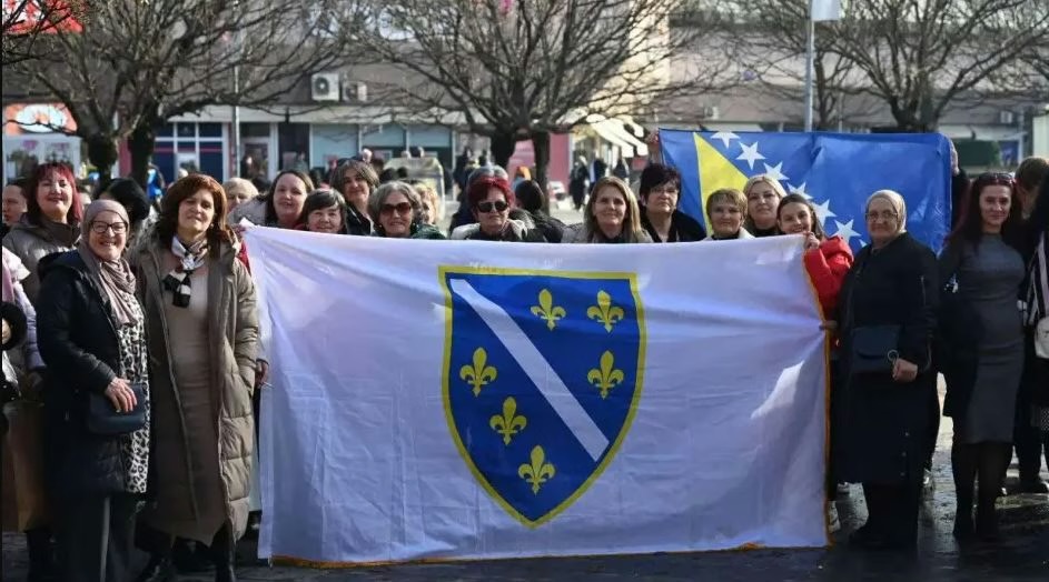 Ustavni sud RS odlučio: Isticanje ljiljana ostaje zabranjeno u RS…