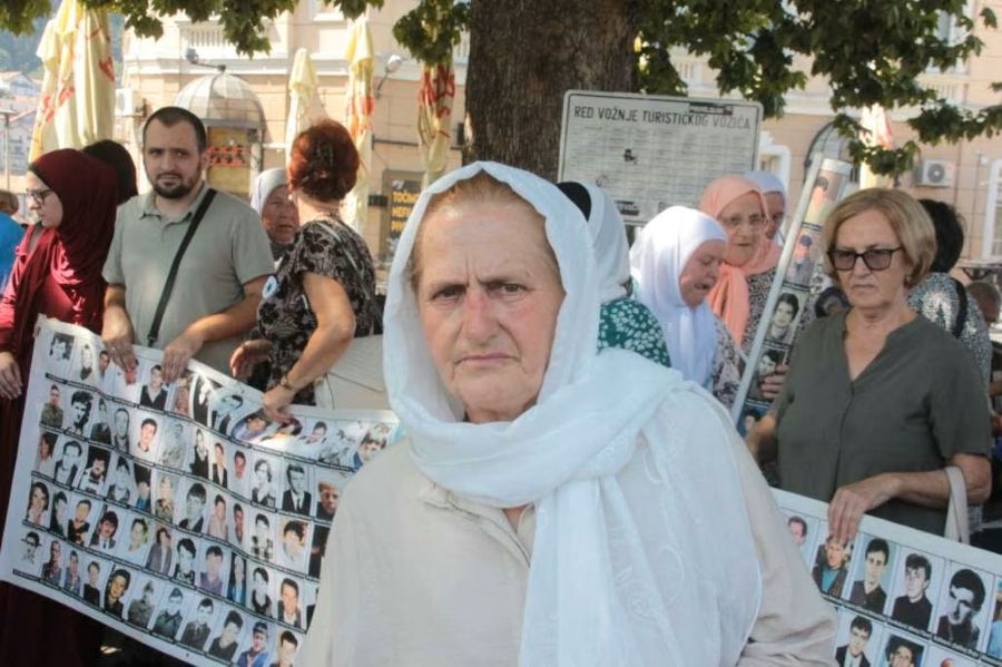 POTRESNE PORUKE S TRGA SLOBODE U TUZLI: Srebreničke majke održale mirni protest i poručile – ‘Hoćemo pravdu i kažnjavanje negatora genocida’