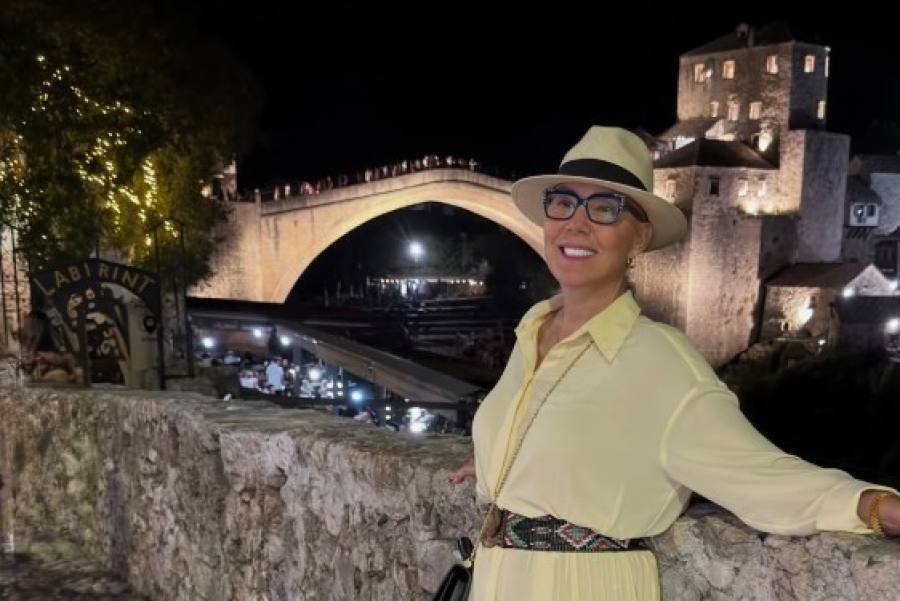 LEPA BRENA PRIJETI DA ĆE SKOČITI S MOSTA: Haos u Mostaru, zbog pjevačice cijeli grad stoji (VIDEO)
