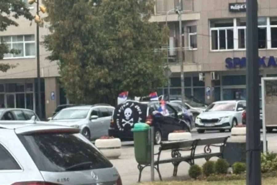 BOŠNJACI U BH. GRADU UZNEMIRENI: Nacionalistička zastava uz zastavu RS-a i Srbije u svadbenoj koloni