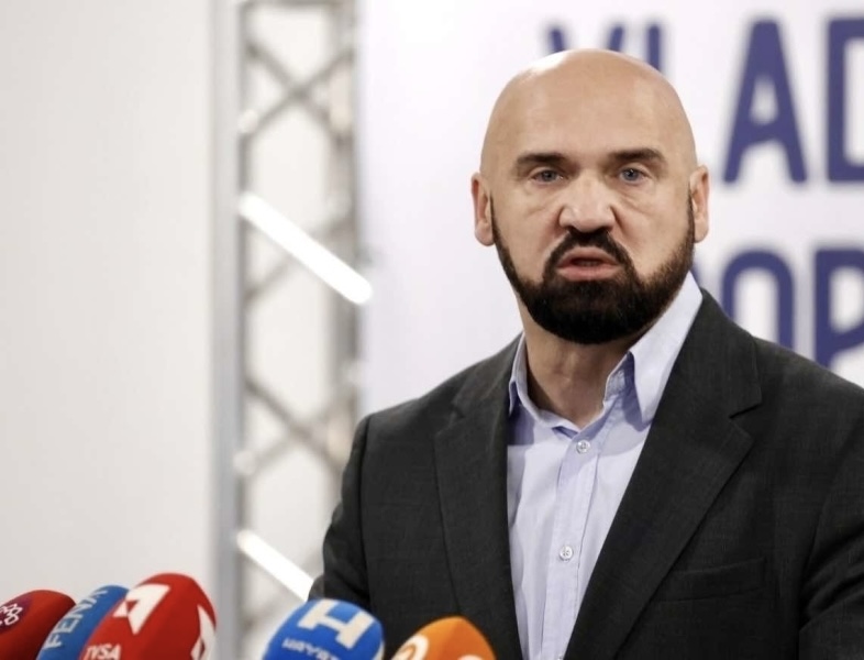 RAMO ISAK UZBURKAO DUHOVE: “Dok se kunu u BiH – Bošnjaci razapinju Bošnjake…”