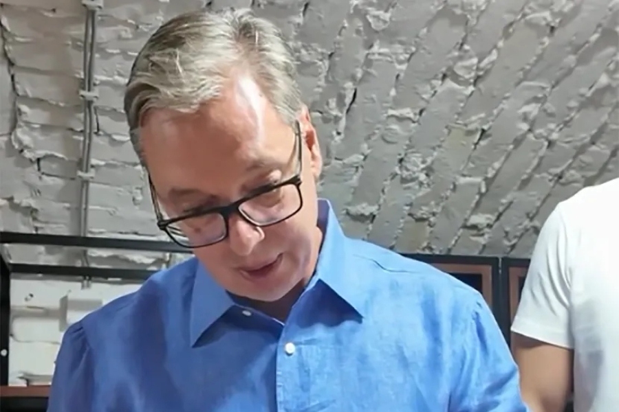 VUČIĆ SE DISTANCIRA: Sjeckao slaninu pred kamerama kada je kovčeg sa Ratkom Mladićem sletio u Beograd