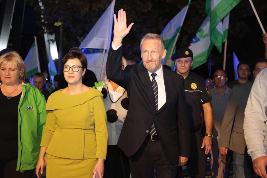 IZETBEGOVIĆ NA SKUPU U ZAVIDOVIĆIMA PORUČIO: ‘Ako Bećirović i Trojka ostanu na vlasti, upitno je kako ćemo sačuvati BiH’